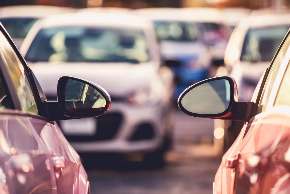 Dos autos estacionados de cerca, escena común de los modelos de los autos más robados en México son vulnerables.